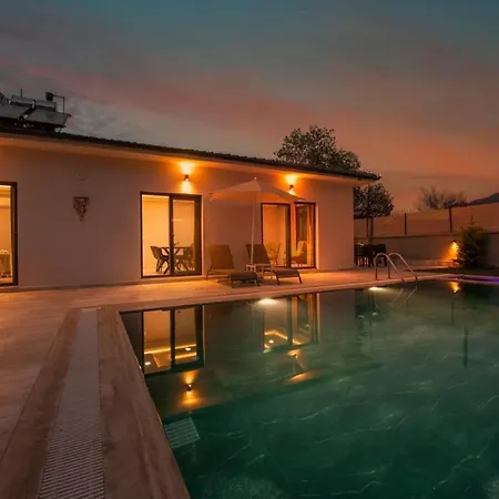 De Mustakil Havuzlu Bahceli 빌라 *