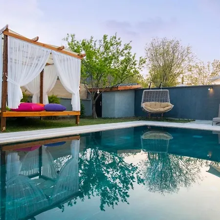 Villa De Mustakil Havuzlu Bahceli